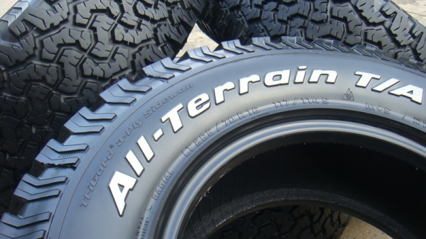 ขายยาง BF Goodrich Allterrain 265 70 r16 ปี10 สวยๆ