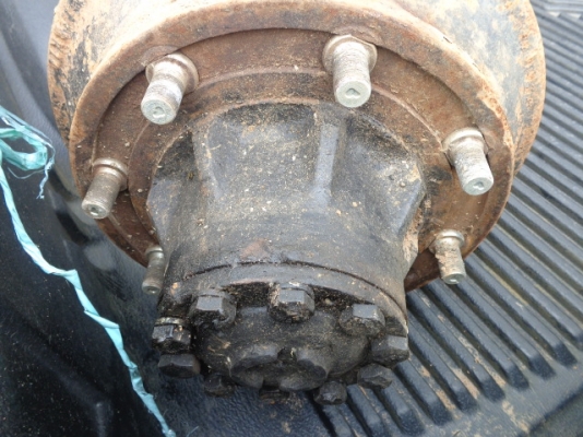 เพลาหลังพร้อมดุม หกล้อ ราคา 7000 บาท