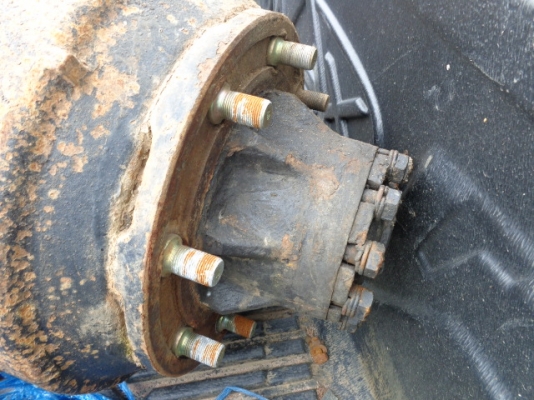 เพลาหลังพร้อมดุม หกล้อ ราคา 7000 บาท