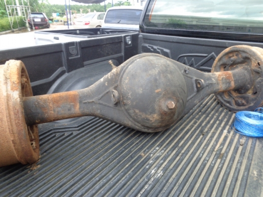 เพลาหลังพร้อมดุม หกล้อ ราคา 7000 บาท