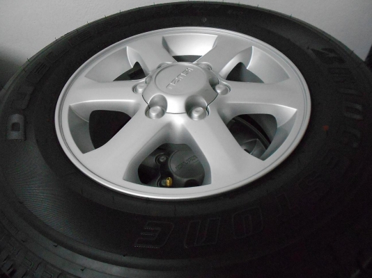 ขายล้อแม็ก Isuzu d-max hilander ขอบ 16 พร้อมยางบริดสโตนสภาพพร้อมใช้ 1 ชุด/เทิร์นได้-ใส่ฟรีค่ะ