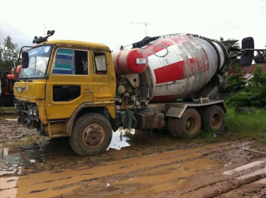 ขายรถโม่ปูนเจ้าอินทรีย์สามใบปัด 2 เพลา  เครื่อง260แรง ราคา 680,000 บาท  ราคาต่อรองได้