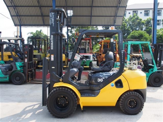 ** LOT 12/10/2556 ** ** คันนี้หาที่ไหนไม่ได้อีกแล้ว รถวิ่งมาแค่ 4 ชั่วโมง เท่านั้น ** KOMATSU FG30C-16 เครื่องยนต์เบนซิล K25 เสา 4 เกียร์ ธรรมดา ติดระบบแก็สมาจากนอก สนใจติดต่อ 083-062-0223