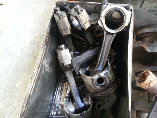 ขายยกชุด ก้านสูบ+ลูกสูบ  เครื่อง ISUZU 4JG2  3,100 CC.