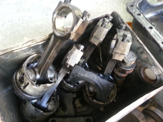 ขายยกชุด ก้านสูบ+ลูกสูบ  เครื่อง ISUZU 4JG2  3,100 CC.