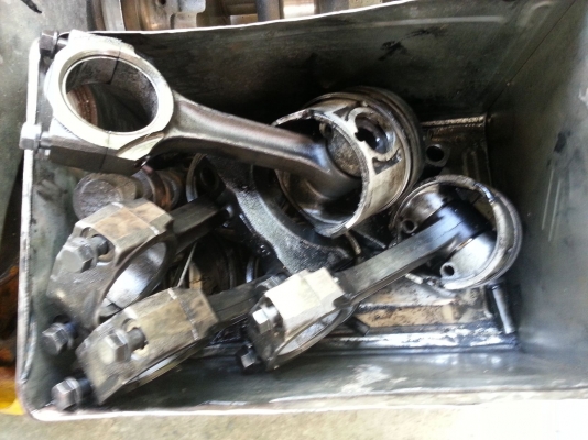 ขายยกชุด ก้านสูบ+ลูกสูบ  เครื่อง ISUZU 4JG2  3,100 CC.