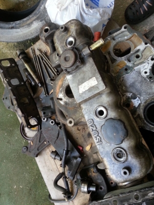 ขายฝาครอบวาล์ว ISUZU 4JG2 ขายฝาครอบวาล์ว ISUZU 4JG2