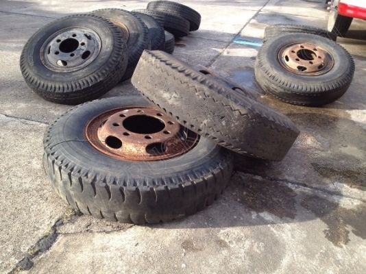 ยางรถผสมหลายขนาดพร้อมกระทะบางเส้น