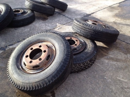 ยางรถผสมหลายขนาดพร้อมกระทะบางเส้น