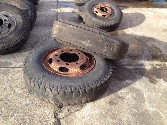 ยางรถผสมหลายขนาดพร้อมกระทะบางเส้น