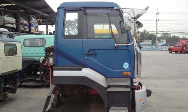 หัวเก๋ง 10 ล้อ UD BIGTHUMB (NISSAN) ตาเพชร