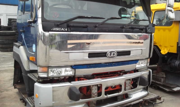 หัวเก๋ง 10 ล้อ UD BIGTHUMB (NISSAN) ตาเพชร