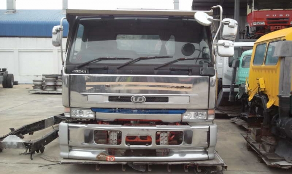 หัวเก๋ง 10 ล้อ UD BIGTHUMB (NISSAN) ตาเพชร