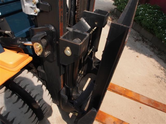 ** LOT 12/10/2556 ** TOYOTA 7FD30 เครื่องยนต์ดีเซล 2Z เสา3เมตร เกียร์ธรรมดา งากระดกได้ สนใจติดต่อ 083-062-0223