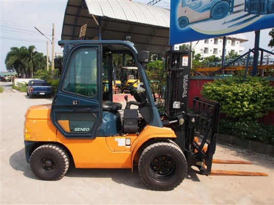 ** LOT 12/10/2556 ** TOYOTA 7FD30 เครื่องยนต์ดีเซล 2Z เสา3เมตร เกียร์ธรรมดา งากระดกได้ สนใจติดต่อ 083-062-0223