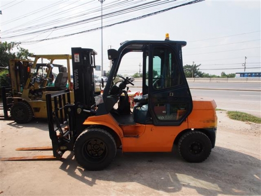 ** LOT 12/10/2556 ** TOYOTA 7FD30 เครื่องยนต์ดีเซล 2Z เสา3เมตร เกียร์ธรรมดา งากระดกได้ สนใจติดต่อ 083-062-0223