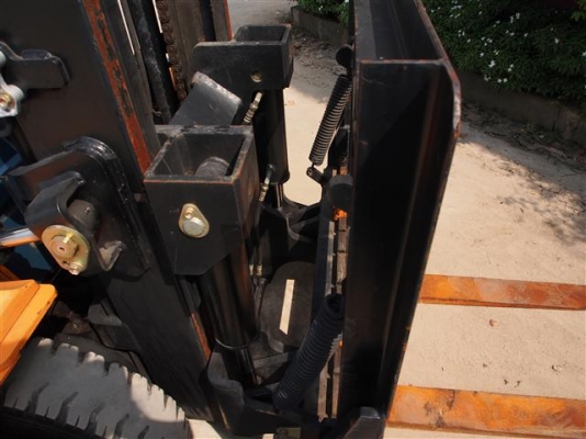 ** LOT 12/10/2556 ** TOYOTA 7FD30 เครื่องยนต์ดีเซล 2Z เสา3เมตร เกียร์ธรรมดา งากระดกได้ สนใจติดต่อ 083-062-0223