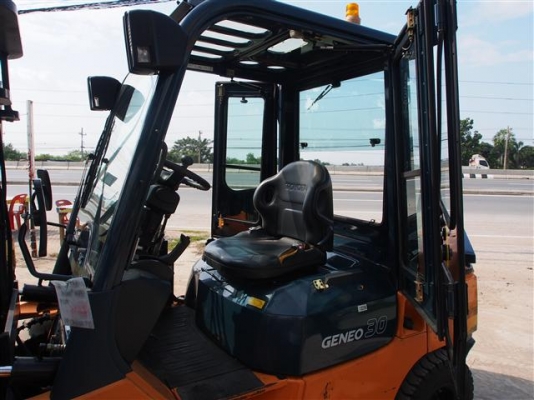 ** LOT 12/10/2556 ** TOYOTA 7FD30 เครื่องยนต์ดีเซล 2Z เสา3เมตร เกียร์ธรรมดา งากระดกได้ สนใจติดต่อ 083-062-0223