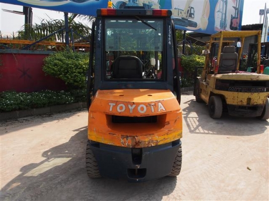 ** LOT 12/10/2556 ** TOYOTA 7FD30 เครื่องยนต์ดีเซล 2Z เสา3เมตร เกียร์ธรรมดา งากระดกได้ สนใจติดต่อ 083-062-0223