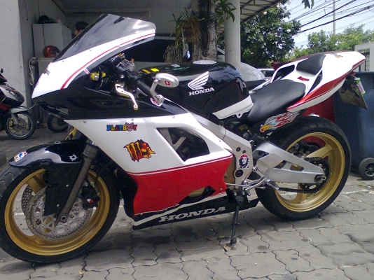 ขาย CBR400 ปี89 แฟริ่งแต่ง Ducati1198 ทะเบียนแท้ บริการส่งทั่วไทย