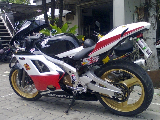 ขาย CBR400 ปี89 แฟริ่งแต่ง Ducati1198 ทะเบียนแท้ บริการส่งทั่วไทย