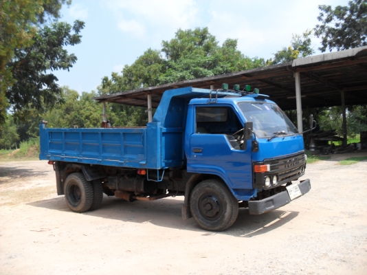 รถบรรทุกดัมพ์ 6 ล้อกลาง