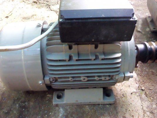 มอเตอร์เยรมัน 3 แรง ยี่ห้อ HASCON สภาพค่อยข้างใหม่มากใช้งานมาน้อยมีพูลเลย์ยึดมาให้ด้วย