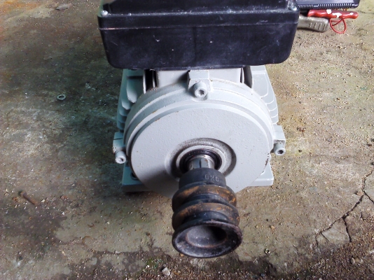 มอเตอร์เยรมัน 3 แรง ยี่ห้อ HASCON สภาพค่อยข้างใหม่มากใช้งานมาน้อยมีพูลเลย์ยึดมาให้ด้วย