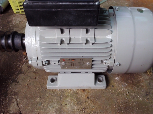 มอเตอร์เยรมัน 3 แรง ยี่ห้อ HASCON สภาพค่อยข้างใหม่มากใช้งานมาน้อยมีพูลเลย์ยึดมาให้ด้วย