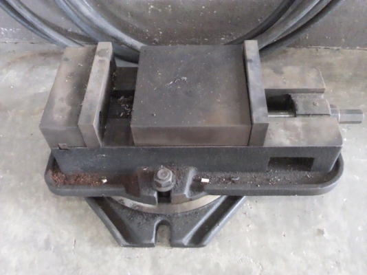 เครืองกัดร่อง( เครื่องmilling)กัดงานต่างๆได้ดีเจาะหรือปัดหน้าคว้านต่างๆได้ทุกอย่าง