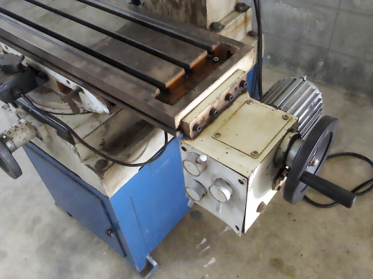 เครืองกัดร่อง( เครื่องmilling)กัดงานต่างๆได้ดีเจาะหรือปัดหน้าคว้านต่างๆได้ทุกอย่าง