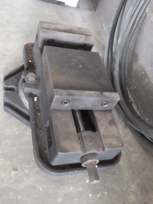 เครืองกัดร่อง( เครื่องmilling)กัดงานต่างๆได้ดีเจาะหรือปัดหน้าคว้านต่างๆได้ทุกอย่าง