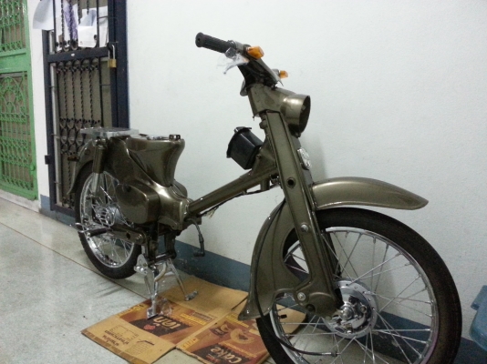 ขายc100ครับ ทำสีใหม่แล้ว อะไหล่ชุบแล้ว แต่ยังไม่ได้ประกอบ ของครบทุกอย่าง ไม่มีเวลาประกอบ เครื่องเดิมๆนะครับมีทะเบียนโอน ซื้อไปเอาไประกอบอย่างเดียวก้อขับได้แล้ว ราคานี้คุ้มแน่นอนครับ สนใจโทรสอบถามได้เลยครับ