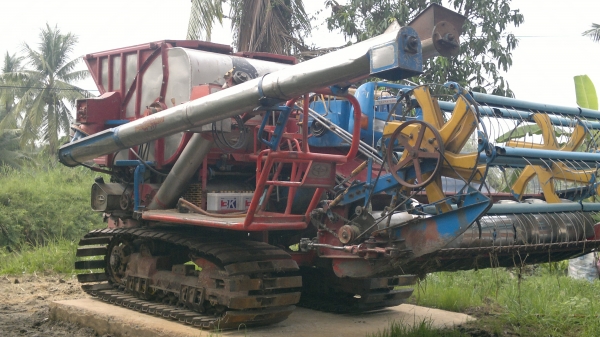 รถเทลเลอร์  HiNo F17 2 เพลา + รถเกี่ยวข้าวศักดิ์พัฒนา KM49