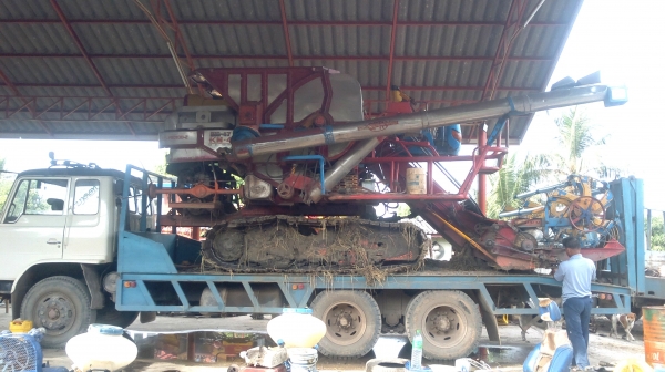 รถเทลเลอร์  HiNo F17 2 เพลา + รถเกี่ยวข้าวศักดิ์พัฒนา KM49