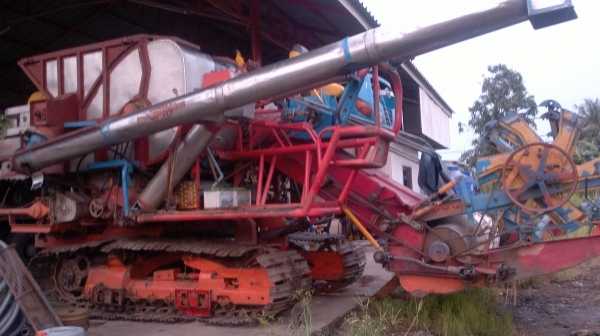 รถเทลเลอร์  HiNo F17 2 เพลา + รถเกี่ยวข้าวศักดิ์พัฒนา KM49