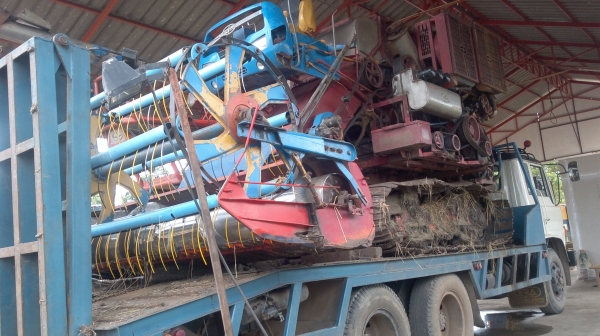 รถเทลเลอร์  HiNo F17 2 เพลา + รถเกี่ยวข้าวศักดิ์พัฒนา KM49