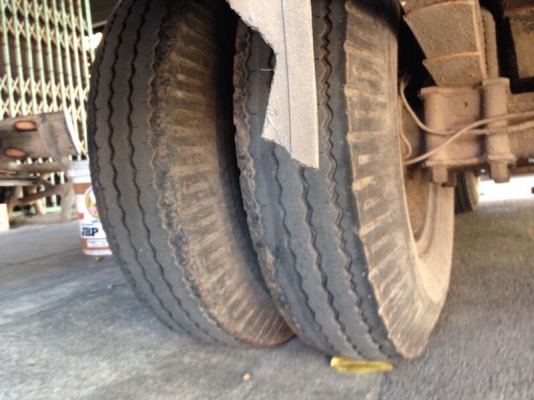 รถอีซูซุ 6 ล้อดั้ม NKR  88 แรงม้า ปี 40   สนใจติดต่อ 081 - 6079515