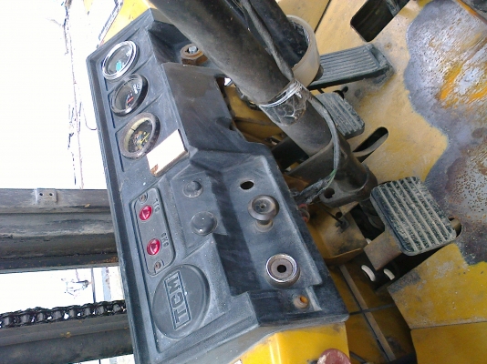 รถนอก  (รับประกัน 1ปี  พร้อมเชอร์วิส  ฟรี)  ขาย  250,000บาท เก็บสีใหม่ เปลี่ยนยางตันใหม่ 4เส้น ติดตั้งอุปกรณ์ ป้องกันเครื่องยนต์ พัง ขนาดยก2.5ตัน เสาสูง 3เมตร เครื่องยนต์ดีเซล c240เกียร์ธรรมดา