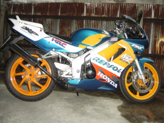 NSR 150 SP PROARM สวยมากครับ ทำสีใหม่ ทั้ง คัน เครื่องดีเยี่ยม  อยูที่ กทม ไปรษณีย์ ยานนาวา ตรงข้ามปั้มเชลล์ สนจัย ติดต่อคุณ จอร์ โทร .0808051985