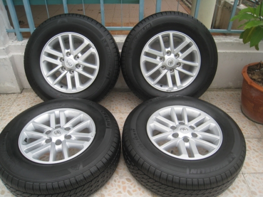 ขายล้อแม็ก Toyota Fortuner ป้ายแดง 17"x7.5" et30 6รู139+ ยางปี 13  สนใจติดต่อเล็กคลองสามครับ (081-3747940)