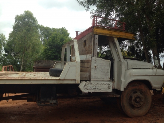 ISUZU TX 165 HP 6BD1 รถหัวยาวหกล้อหางปลา สภาพดีมากครับพร้อมใช้งานได้เลย เครื่องแน่นแรงดีไม่มีเยิ้ม ภายในเก๋งคอนโซลครบพร้อม พวงมาลัยธรรมดา ท้ายลาดสภาพดีใช้ลากแบ็คโฮร PC 120 และรถเกี่ยวข้าวได้เลยไม่มีปัญหา ช่วงล่างคัชซีสวยไม่มีบวมเลยครับ ยางสภาพดี 60\% พร้อม