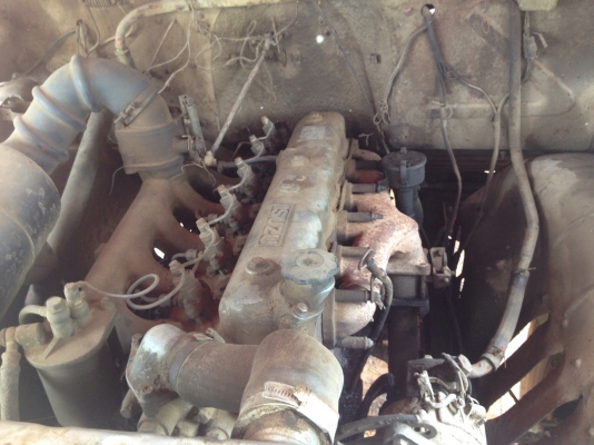 ISUZU TX 165 HP 6BD1 รถหัวยาวหกล้อหางปลา สภาพดีมากครับพร้อมใช้งานได้เลย เครื่องแน่นแรงดีไม่มีเยิ้ม ภายในเก๋งคอนโซลครบพร้อม พวงมาลัยธรรมดา ท้ายลาดสภาพดีใช้ลากแบ็คโฮร PC 120 และรถเกี่ยวข้าวได้เลยไม่มีปัญหา ช่วงล่างคัชซีสวยไม่มีบวมเลยครับ ยางสภาพดี 60\% พร้อม