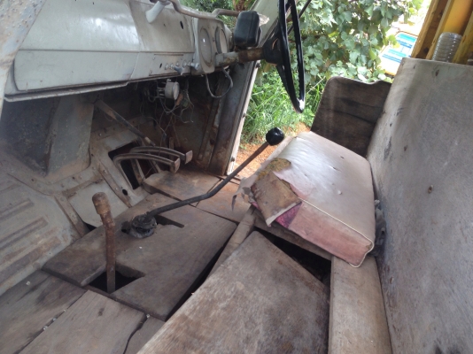 ISUZU TX 165 HP 6BD1 รถหัวยาวหกล้อหางปลา สภาพดีมากครับพร้อมใช้งานได้เลย เครื่องแน่นแรงดีไม่มีเยิ้ม ภายในเก๋งคอนโซลครบพร้อม พวงมาลัยธรรมดา ท้ายลาดสภาพดีใช้ลากแบ็คโฮร PC 120 และรถเกี่ยวข้าวได้เลยไม่มีปัญหา ช่วงล่างคัชซีสวยไม่มีบวมเลยครับ ยางสภาพดี 60\% พร้อม