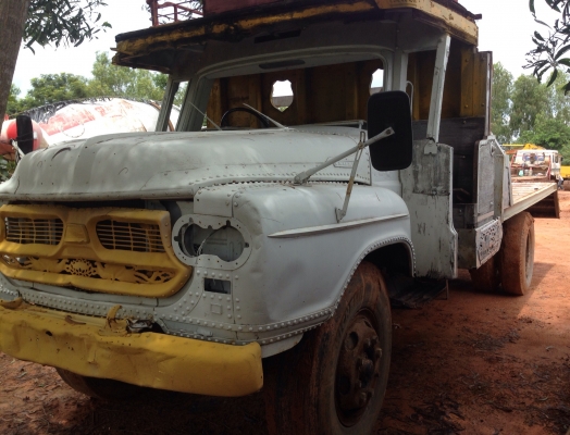 ISUZU TX 165 HP 6BD1 รถหัวยาวหกล้อหางปลา สภาพดีมากครับพร้อมใช้งานได้เลย เครื่องแน่นแรงดีไม่มีเยิ้ม ภายในเก๋งคอนโซลครบพร้อม พวงมาลัยธรรมดา ท้ายลาดสภาพดีใช้ลากแบ็คโฮร PC 120 และรถเกี่ยวข้าวได้เลยไม่มีปัญหา ช่วงล่างคัชซีสวยไม่มีบวมเลยครับ ยางสภาพดี 60\% พร้อม