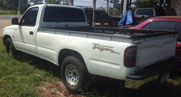 TOYOTA HILUX TIGER SINGLE GL 2.5 MT ปี 44 รถสวยจัดพร้อมใช้งาน เครื่องแน่นแรงดีแห้งดีสุดๆครับ ภายในเก๋งสะอาดสวย คอนโซลภายในครบพร้อม แอร์เย็น CD พวงมาลัยธรรมดา กระบะปูพื้นยางลายเนอร์ครบแล้ว ช่วงล่างแน่นคัชซีสวยเดิมๆ ยางสภาพดี 70\% พร้อมใช้งาน เอกสารทะเบียนคร