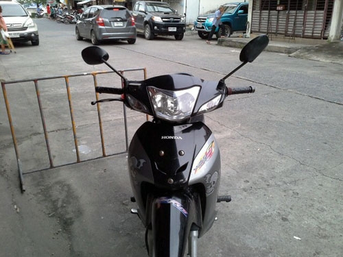 wave 100 ubox ปี 49 สีเทา ดำ กุญแจใหญ่ สภาพรถเดิมๆ เครื่องไม่เคยทำ หัวสะอาด เครื่องแน่นๆ ไม่หลวม ไม่มีควัน ภาษี พรบ.พึ่งต่ออยู่ถึง ปี 57