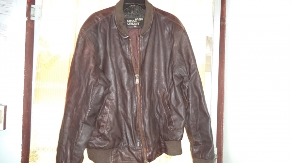 เสื้อหนังสภาพดี ขนาด  L
