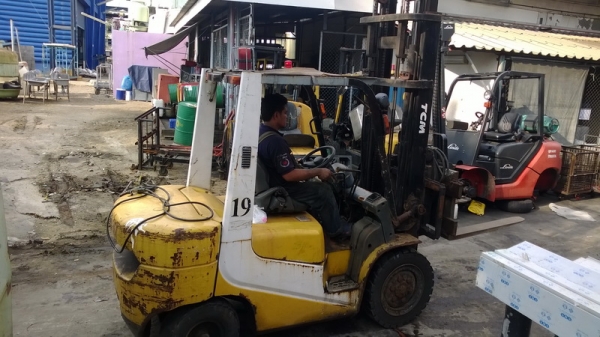 รถยก TCM  น้ำหนักยก 3 ตัน เสาสูง 4 เมตร เครื่องดีเซล เกียร์ออโต้ งาหมุน