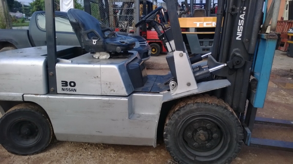 รถยกนิสสันน้ำหนักยก 3 ตัน เสาสูง 3 เมตร เครื่องดีเซล เกียร์ออโต้